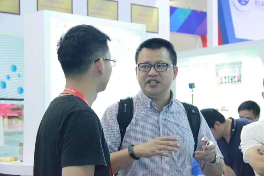 方金华副总经理与福州大学展会代表沟通探讨工业云服务等问题